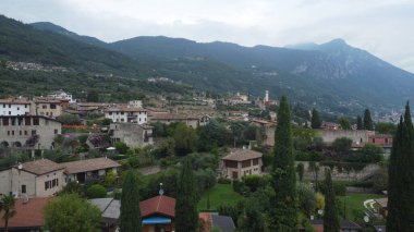 Garda Gölü 'ndeki karakteristik ve antik köyün havadan görünüşü. Yukarıdan drone görünümü