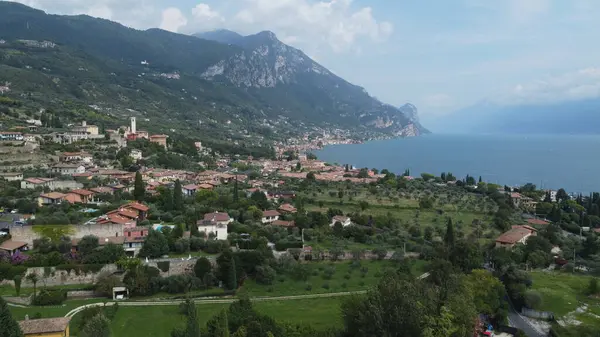 Garda ya da Benaco Gölü 'nün havadan görünüşü. İtalya 'nın en büyük gölü kuzey İtalya' dadır. İnsansız hava aracı ile üst görünüm