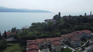 Garda ya da Benaco Gölü 'nün havadan görünüşü. İtalya 'nın en büyük gölü kuzey İtalya' dadır. İnsansız hava aracı ile üst görünüm