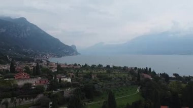 Garda ya da Benaco Gölü 'nün havadan görünüşü. İtalya 'nın en büyük gölü kuzey İtalya' dadır. İnsansız hava aracı ile üst görünüm