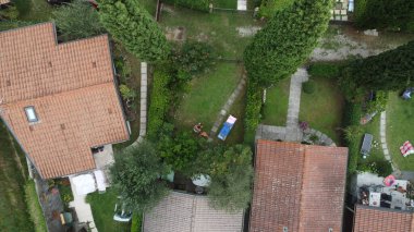 Yeşil bahçeli çatıların havadan görünüşü