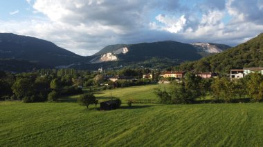 Dağlı hava manzarası ve kuzey İtalya 'da tarlalı yeşil çayırlar.