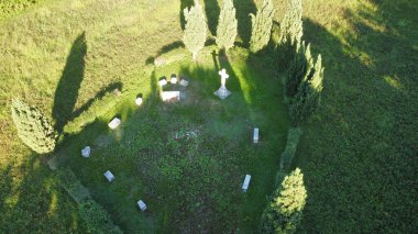 Dağlarda güzel günbatımının havadan görünüşü