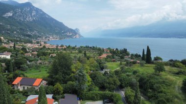 Dağlardaki güzel göl manzarası