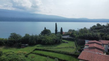 Dağlardaki göl manzaralı.