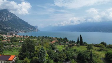 Dağlardaki Garda Gölü manzarası