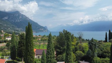 Arkasında bir göl olan güzel bir manzara.