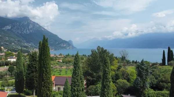 İtalyan Alpleri 'nin dağlarında göl manzarası