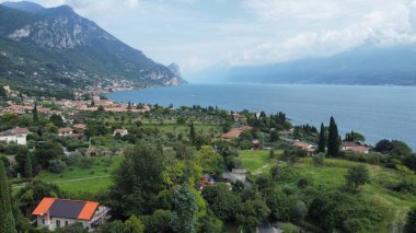 Dağlardaki güzel göl manzarası