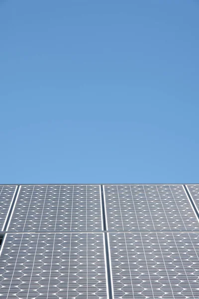 Zonnepanelen Tegen Een Azuurblauwe Lucht — Stockfoto