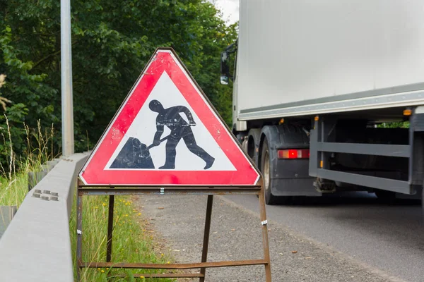 Vrachtwagen Die Een Verkeersbord Voor Tijdelijke Wegwerkzaamheden Passeert Tijdens Reparaties Stockfoto