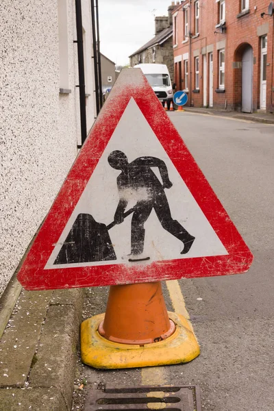 Señal Obras Carreteras Maltratadas Una Calle Urbana Adosada Reino Unido Imagen de stock