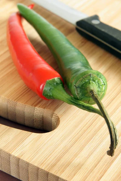 Red Green Chilis Com Foco Seletivo Pimentão Verde — Fotografia de Stock