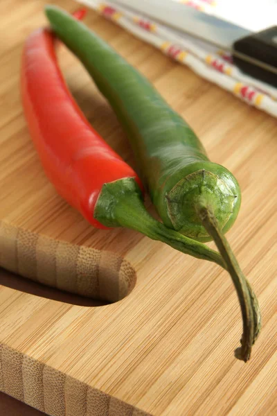 Red Green Chilis Con Focus Selettivo Sul Peperoncino Verde — Foto Stock