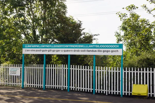 Sign Llanfairpwllgwyngyllgogerychwyrndrobwllllantysiliogogogogogogoch Railway Station Listed One Longest Place Names Europe — стоковое фото