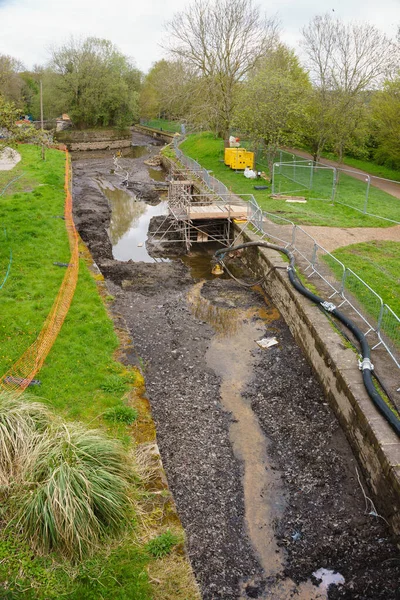 北威尔士特雷弗流域Llangollen排水运河的疏浚和维修作业 图库图片