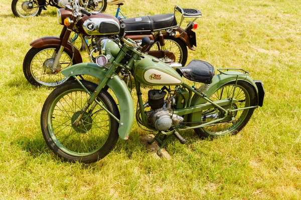 1948年から1971年にかけて生産されたBsaバンタムのバイクがヴィンテージカーラリーで展示されている — ストック写真
