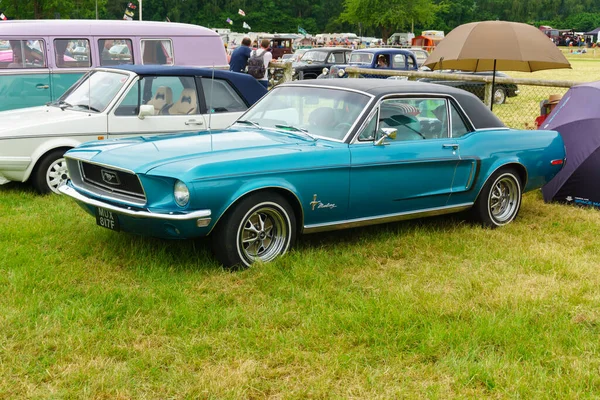 福特野马V8 289于1968年在英国的一个老式汽车集会上制造 — 图库照片
