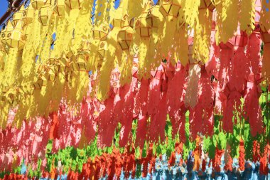 Lamphun, Tayland 'daki Loi Krathong festivaline güzellik katmak için kağıt fenerler çeşitli yerleri süslemek için kullanılır..