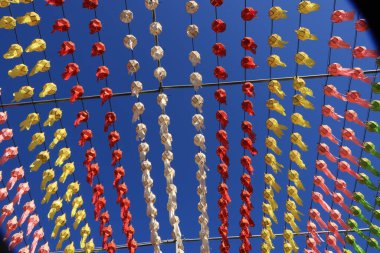 Lamphun Eyaleti, Tayland 'daki Loi Krathong festivaline güzellik katmak için renkli kağıt fenerler yerleştirildi..