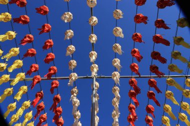 Lamphun Eyaleti, Tayland 'daki Loi Krathong festivaline güzellik katmak için renkli kağıt fenerler yerleştirildi..