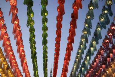 Lamphun, Tayland 'daki Loi Krathong festivaline güzellik katmak için renkli kağıt fenerler..