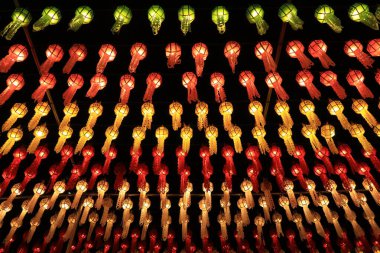 Lamphun Eyaleti, Tayland 'daki Loi Krathong festivaline güzellik katmak için renkli kağıt fenerler yerleştirildi..