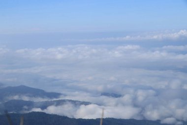 Turistler gün doğumunu izlemek için çayırlarda yürürler..