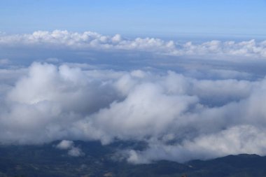 Turistler gün doğumunu izlemek için çayırlarda yürürler..