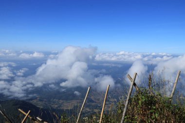Turistler gün doğumunu izlemek için çayırlarda yürürler..