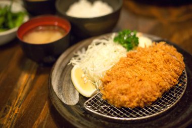 Tonkatsu 'nun seçici odak noktası Japon restoranındaki ahşap masa..