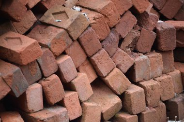 Kırmızı Tuğla Yığını, Topraktan ve Kumdan Üretilmiş Kovulma yoluyla, Bir Evin Arkasına Yığılmış