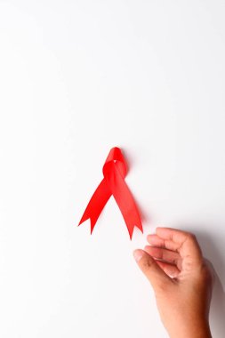 Kırmızı kurdele ve kadınların yakın çekimde beyaz arkaplanı kopyalanmış olarak verin. Yardım Günü konsepti