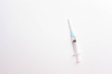 Telif uzayı ile beyaz arkaplan üzerinde tıbbi şırınga