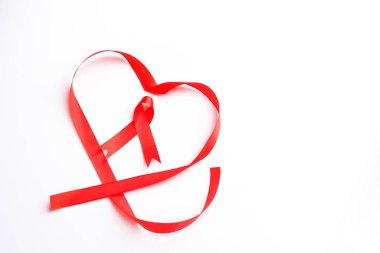 Beyaz arka planda Kırmızı Kurdele Kalbi. Yardım Günü konsepti