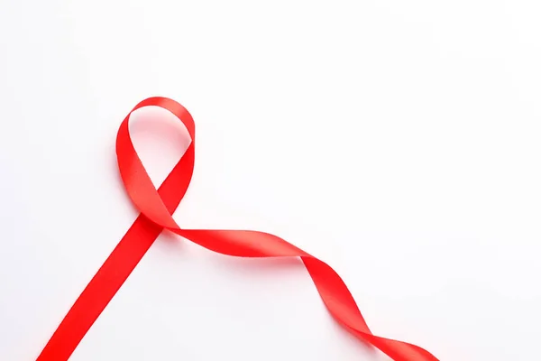 Rotes Band Über Weißem Hintergrund Mit Copyspace Konzept Zum Aids — Stockfoto