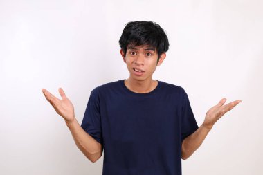 Mutsuz Asyalı gencin bir el hareketi sorarak üzgün fotoğrafı. Beyaz arkaplanda izole