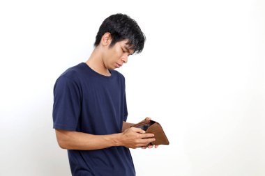 Boş cüzdanını açarken Asyalı genç adam hayal kırıklığına uğradı. Beyaz arkaplanda izole