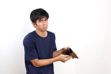 Boş cüzdanını açarken Asyalı genç adam hayal kırıklığına uğradı. Beyaz arkaplanda izole