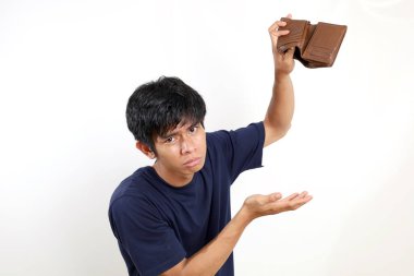 Boş cüzdanını açarken Asyalı genç adam hayal kırıklığına uğradı. Beyaz arkaplanda izole