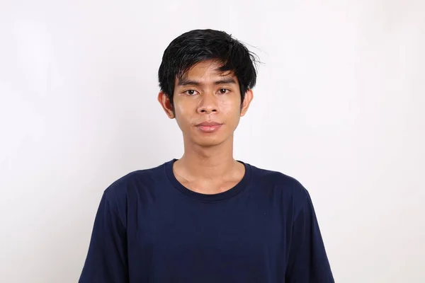 Asyalı Genç Adam Kameraya Bakarken Ayakta Duruyor Beyaz Arkaplanda Izole — Stok fotoğraf