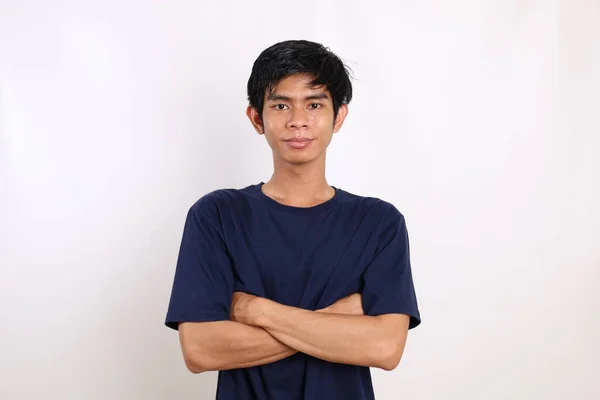 Kameraya Bakarken Elleri Katlanmış Asyalı Genç Bir Adam Beyaz Arkaplanda — Stok fotoğraf
