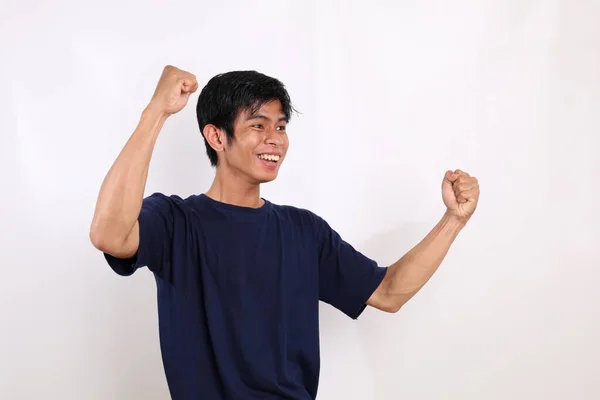 Feliz Asiático Joven Pie Mientras Aprieta Las Manos Mirando Hacia — Foto de Stock