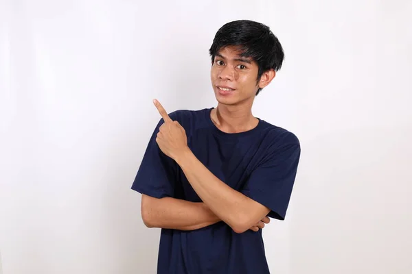 Šťastný Asijský Mladý Muž Stojící Ukazující Stranou Izolováno Bílém Pozadí — Stock fotografie