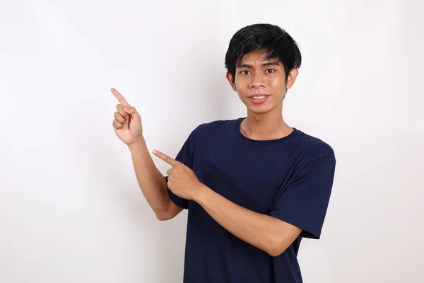 Pemuda Asia Yang Bahagia Berdiri Sambil Menunjuk Samping Terisolasi Latar — Stok Foto