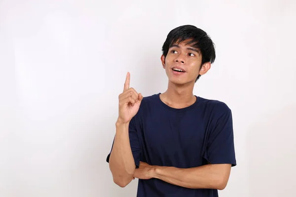 Asiatisk Ung Man Får Idé Medan Han Pekar Uppåt Isolerad — Stockfoto