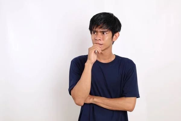 Besorgter Asiatischer Junger Mann Der Zur Seite Schaut Isoliert Auf — Stockfoto