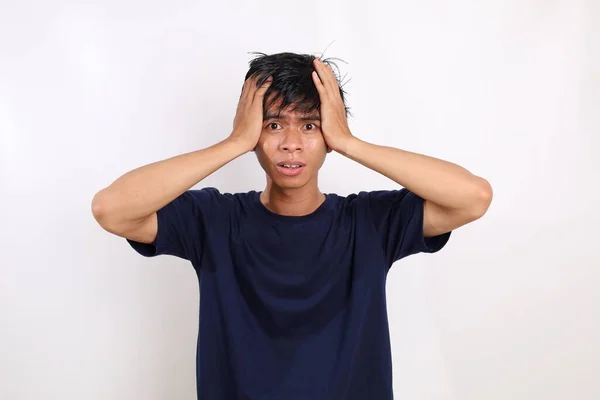 Pria Muda Asia Yang Stres Dan Ketakutan Berdiri Sambil Memegang — Stok Foto