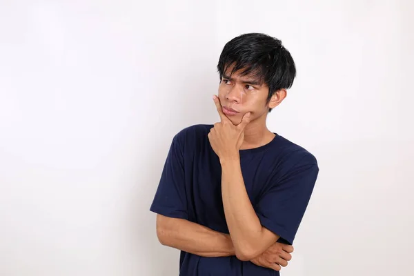 Jovem Asiático Homem Pensando Algo Enquanto Olha Para Lado Isolado — Fotografia de Stock