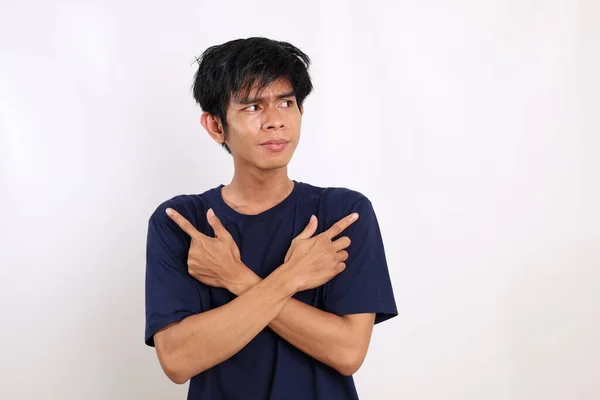 Zamyšlený Asijský Mladý Muž Stojící Při Výběru Mezi Dvěma Možnostmi — Stock fotografie
